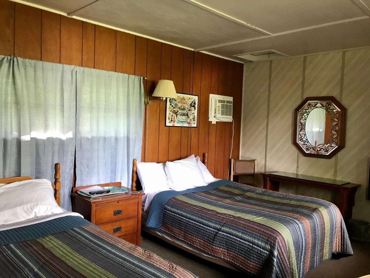 Chamber Lane Motel Round Lake Exterior photo