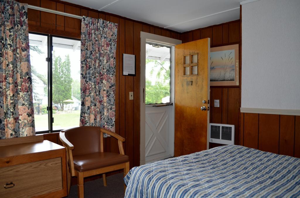 Chamber Lane Motel Round Lake Exterior photo