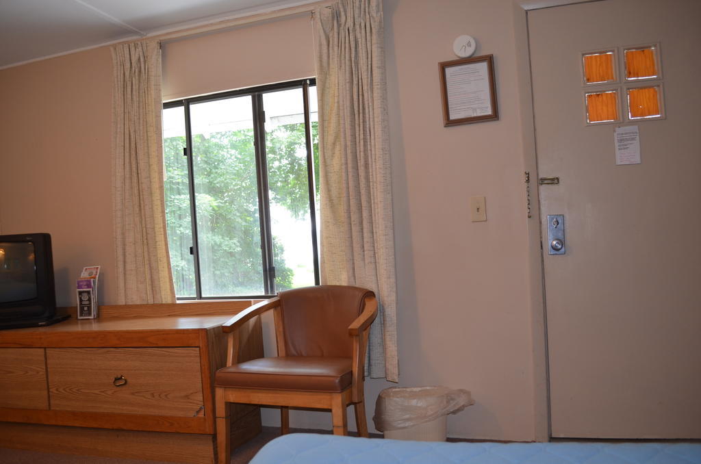 Chamber Lane Motel Round Lake Room photo