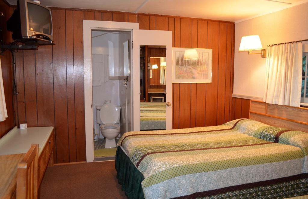Chamber Lane Motel Round Lake Room photo