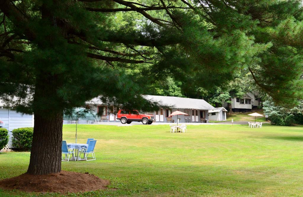 Chamber Lane Motel Round Lake Exterior photo