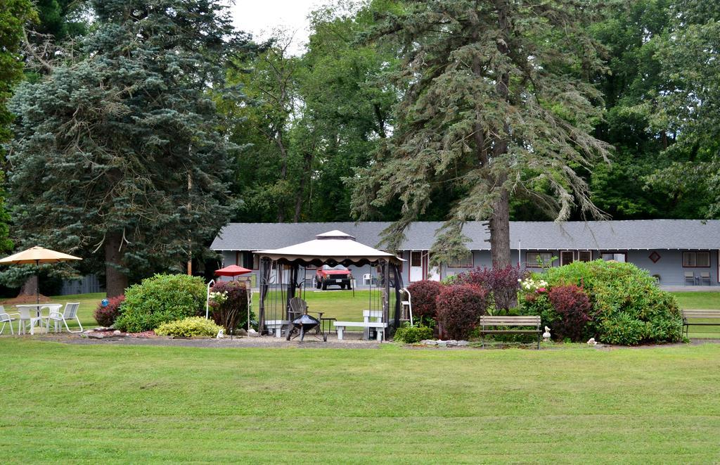 Chamber Lane Motel Round Lake Exterior photo