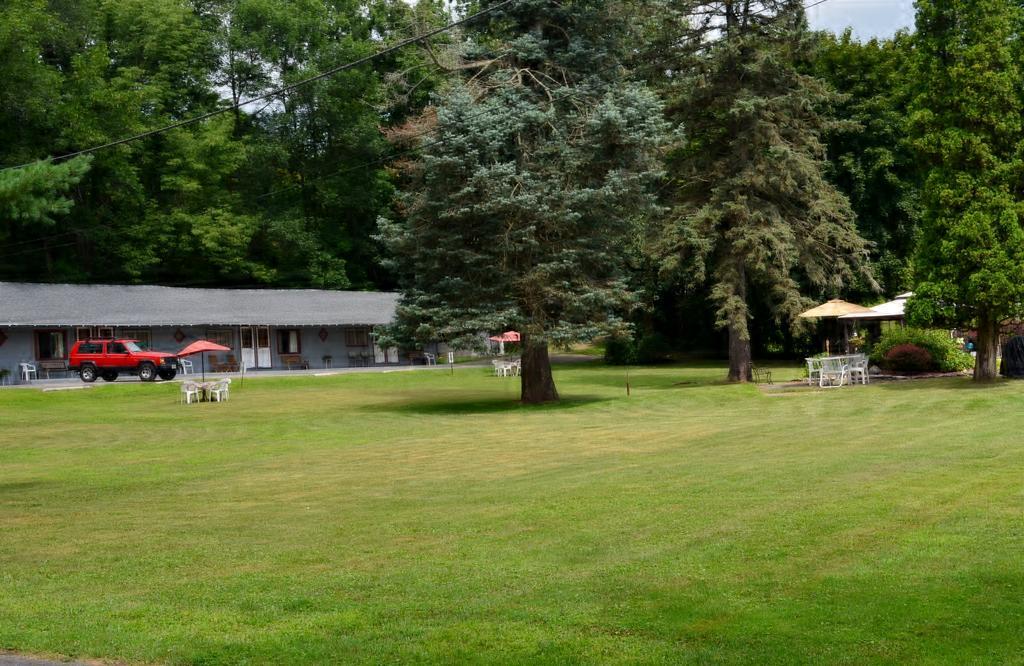 Chamber Lane Motel Round Lake Exterior photo