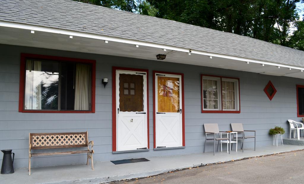 Chamber Lane Motel Round Lake Exterior photo