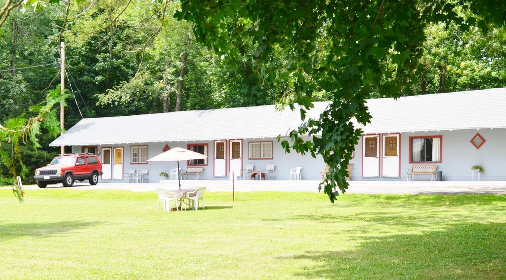 Chamber Lane Motel Round Lake Exterior photo