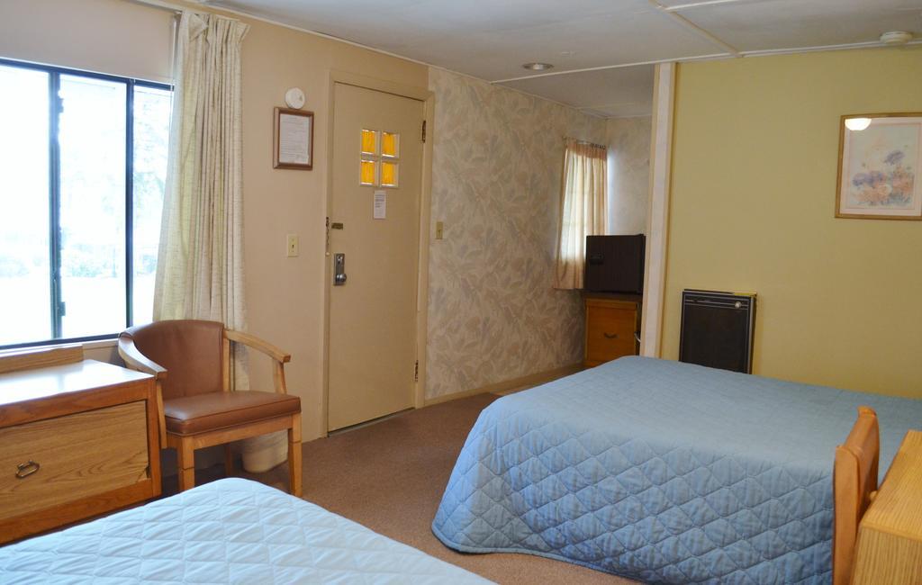 Chamber Lane Motel Round Lake Room photo